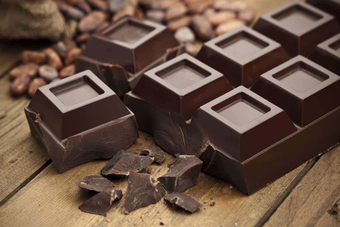 건강에 좋은 간식이 될 수 있습니다. 건강을 위한 다크 초콜릿의 9가지 이점