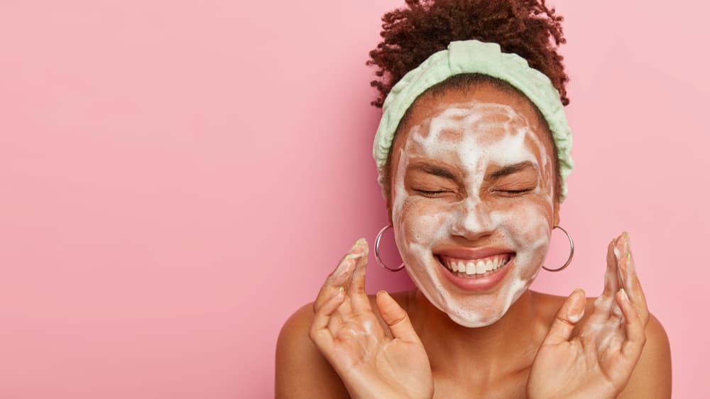 Musisz wiedzieć, że to właściwy sposób na umycie twarzy, aby uzyskać czystą i zdrową skórę
