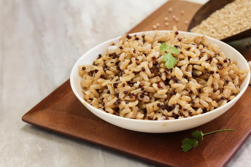 Brunt ris vs Quinoa Vilket är hälsosammare för kosten?