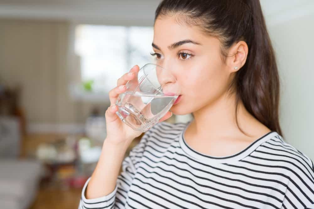 5 prednosti vode za piće za kožu s aknama