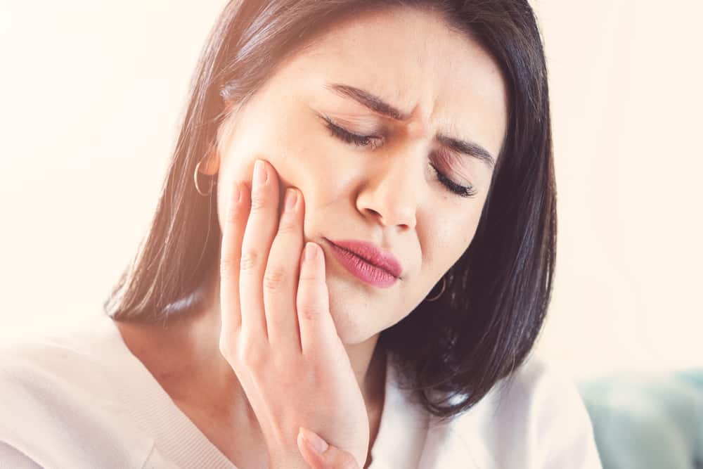 7 sposobów na przezwyciężenie bólu zęba bez leków, które są bezpieczne i skuteczne
