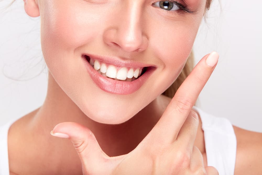 치아를 곧게 펴는 6가지 방법: 윤곽 교정을 위한 교정기