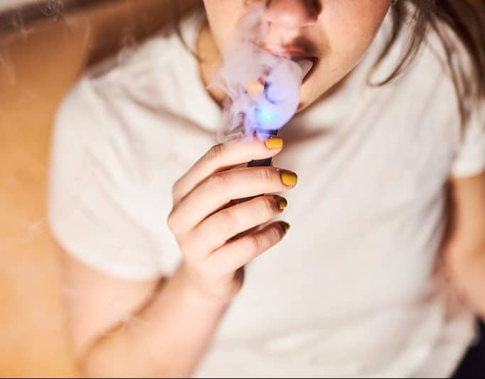 건강을 위한 전자담배의 위험성은? 중독을 만드는 것 외에도 주의해야 할 사항이 있습니다!