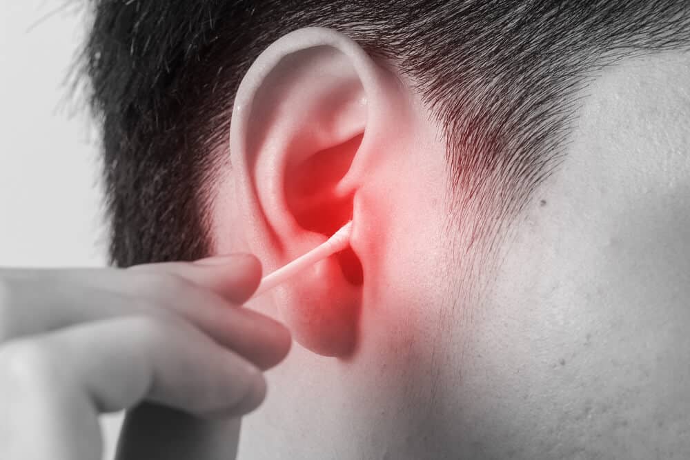 귀에서 분비물이 나오는 5가지 원인과 대처법