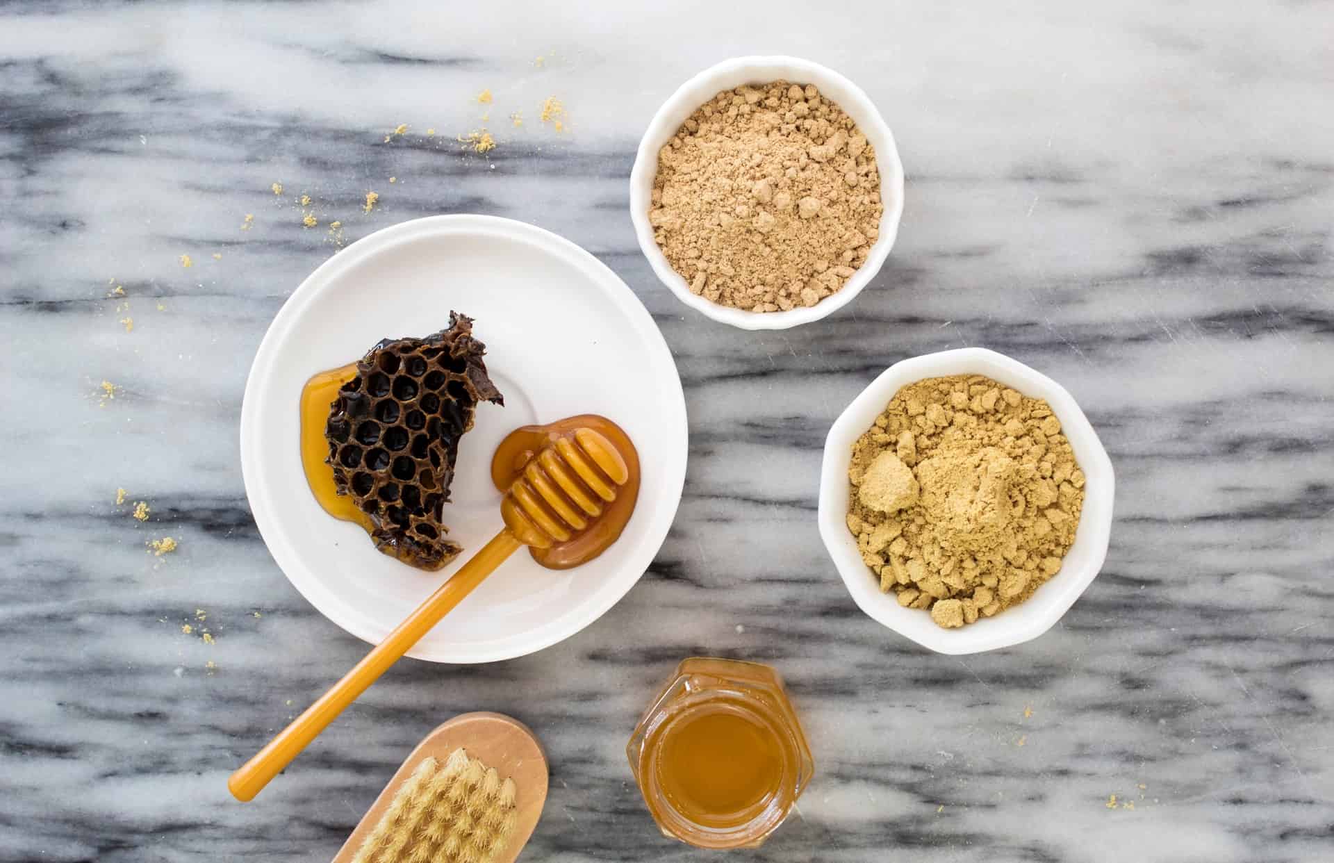 자연스럽고 효과적인 여드름용 꿀 마스크 만드는 방법