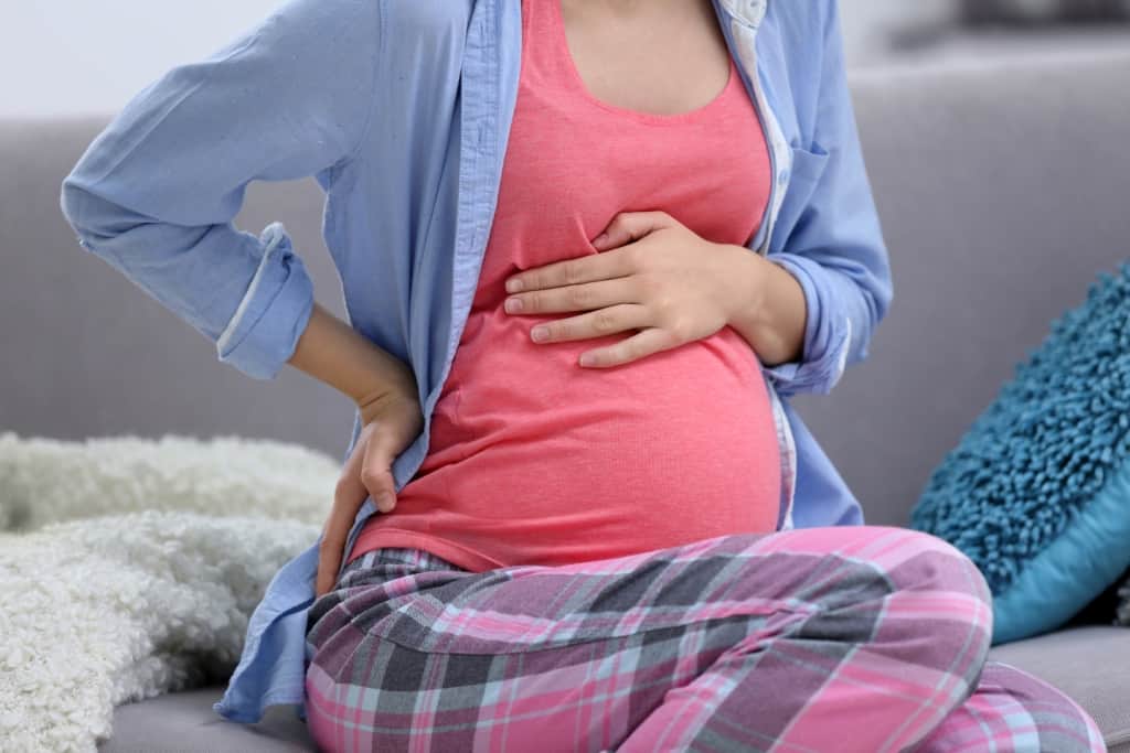 Oorzaken van een opgeblazen buik tijdens de zwangerschap en de juiste manier om ermee om te gaan