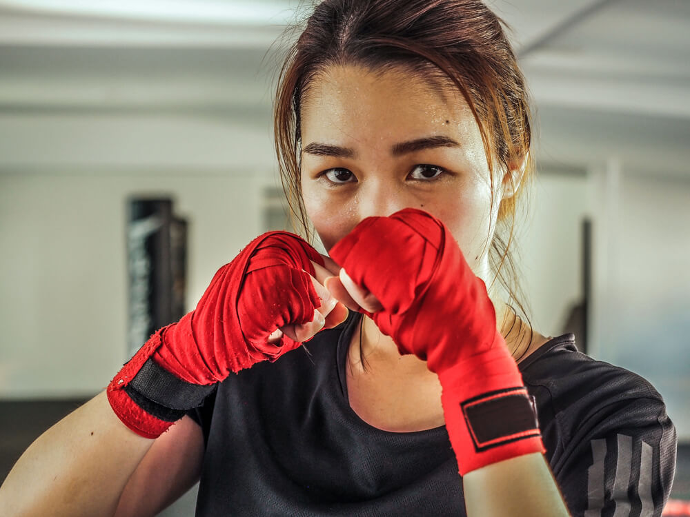 Body Combat에 대해 알아보기: 신체 운동으로 칼로리를 더 빨리 연소시키십시오.
