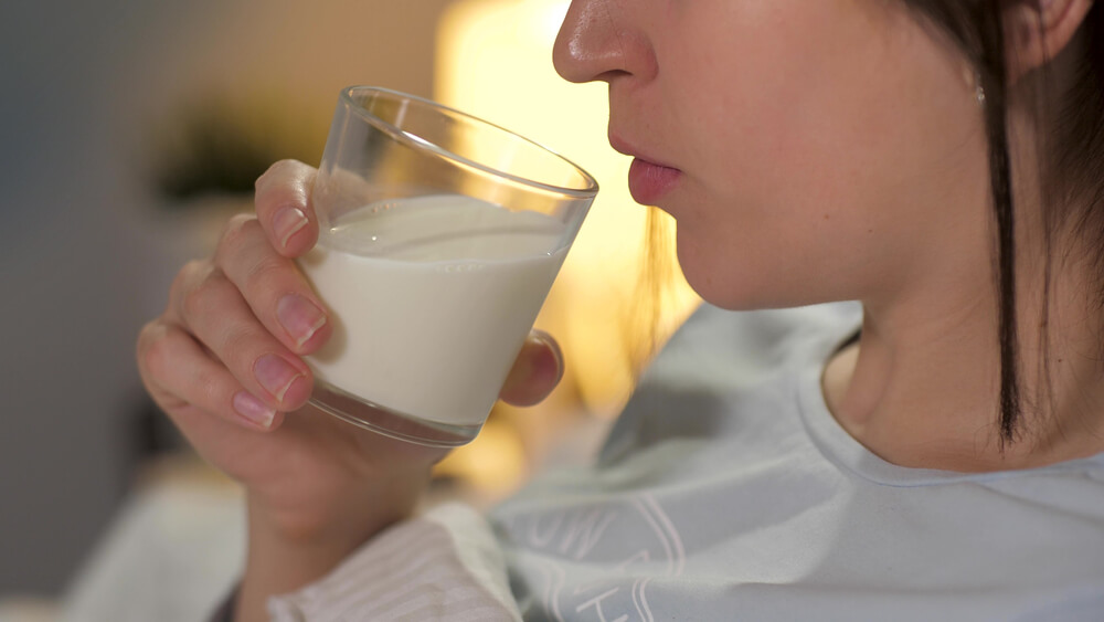 자기 전에 우유를 마시는 것이 좋은가 나쁜가?