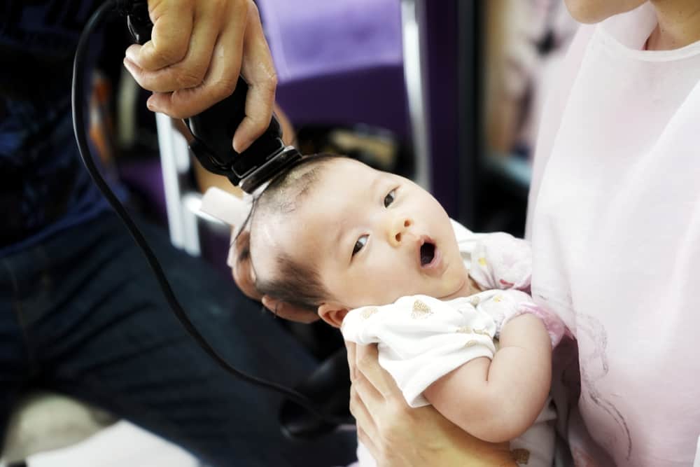 ¿Es necesario afeitar el cabello de un recién nacido?