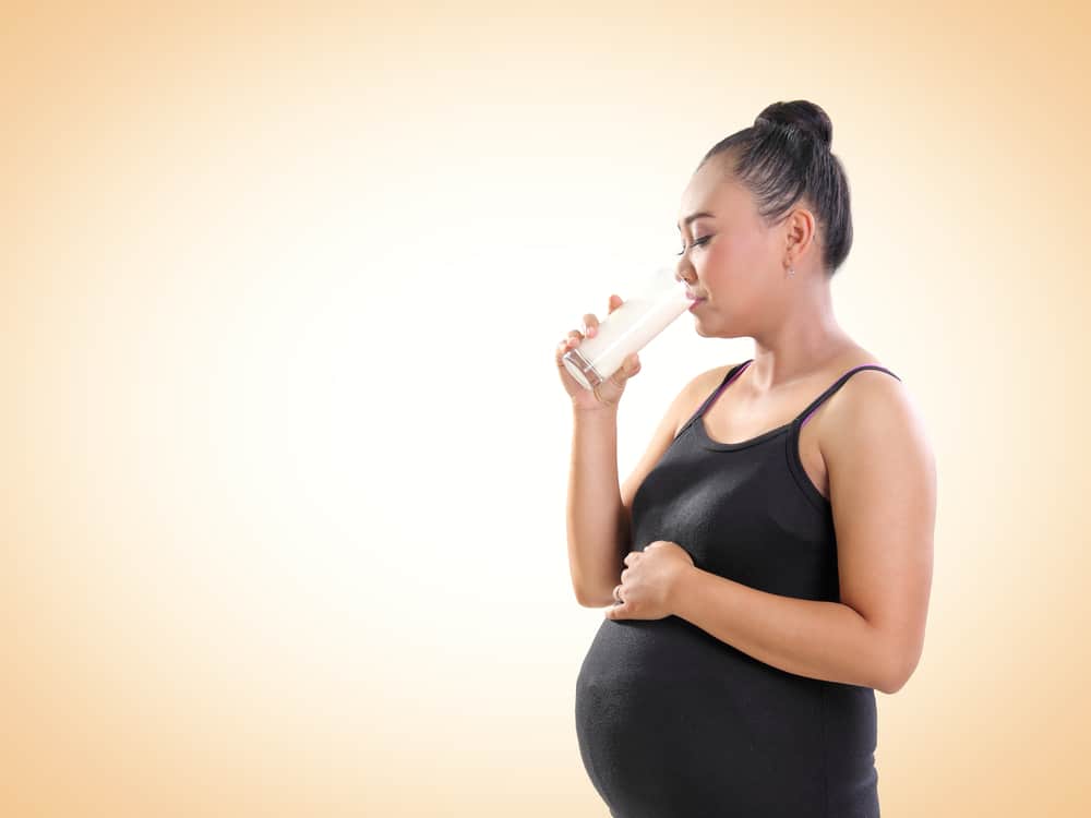חומרים מזינים רבים, אלו הם היתרונות של חלב אם בהריון לבריאות העובר