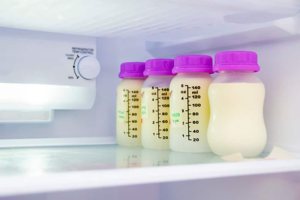 Bli inte inaktuell, ta en titt på dessa 8 steg för att lagra och värma bröstmjölk