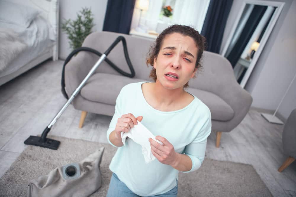 집 청소할 때 자주 발생하는 먼지 알레르기 극복 방법
