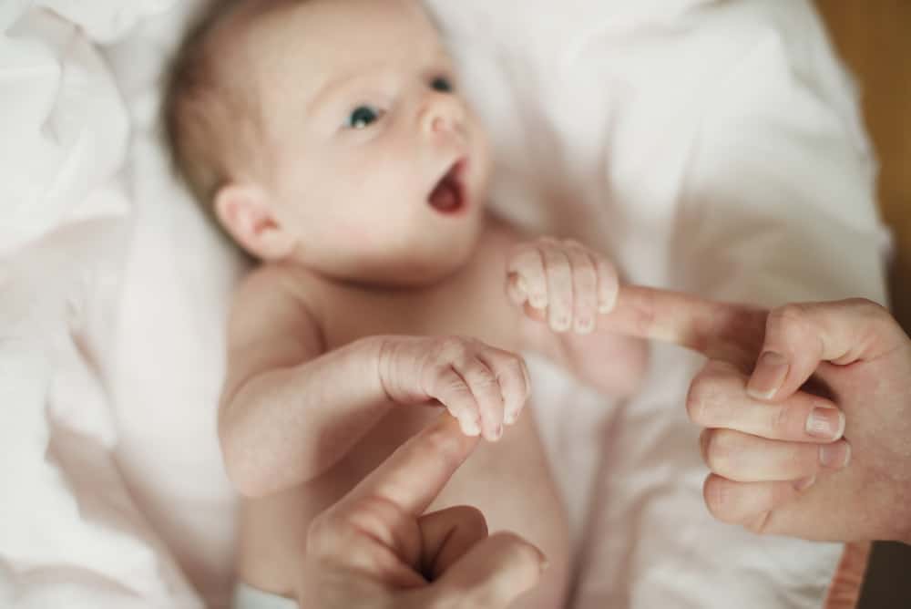 7 reflexe pe care nou-născuții trebuie să le aibă, mamele trebuie să le verifice