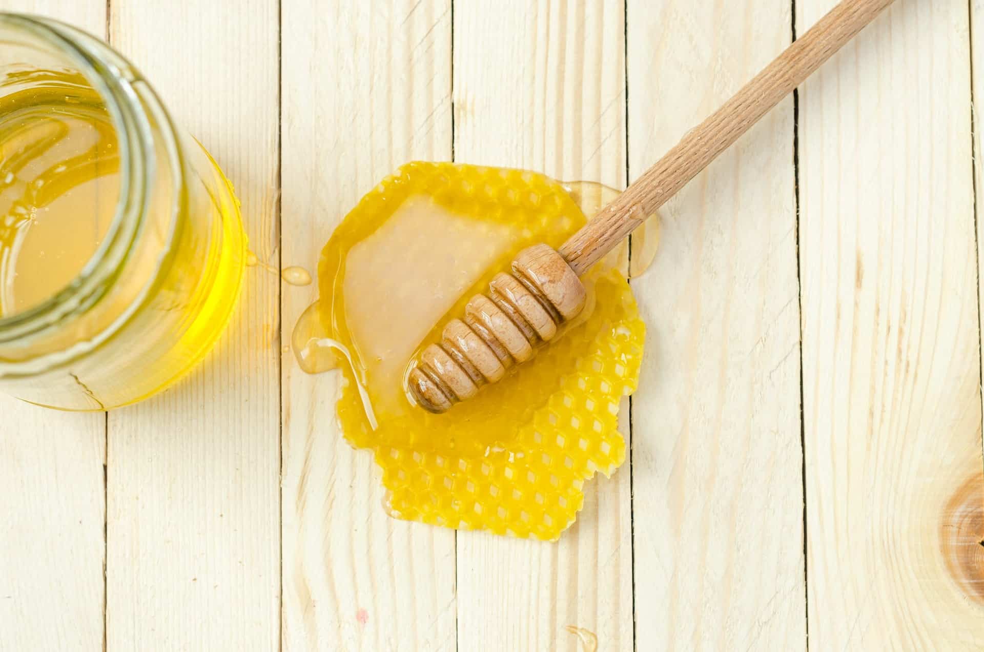 콜레스테롤을 낮추는 것 외에도 꿀의 건강상의 이점은 다음과 같습니다.
