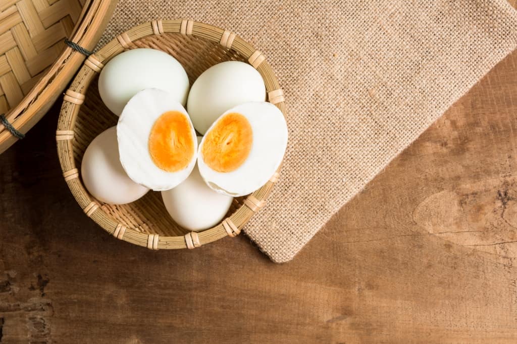 건강을 위한 소금에 절인 계란의 이점과 집에서 쉽게 만드는 방법