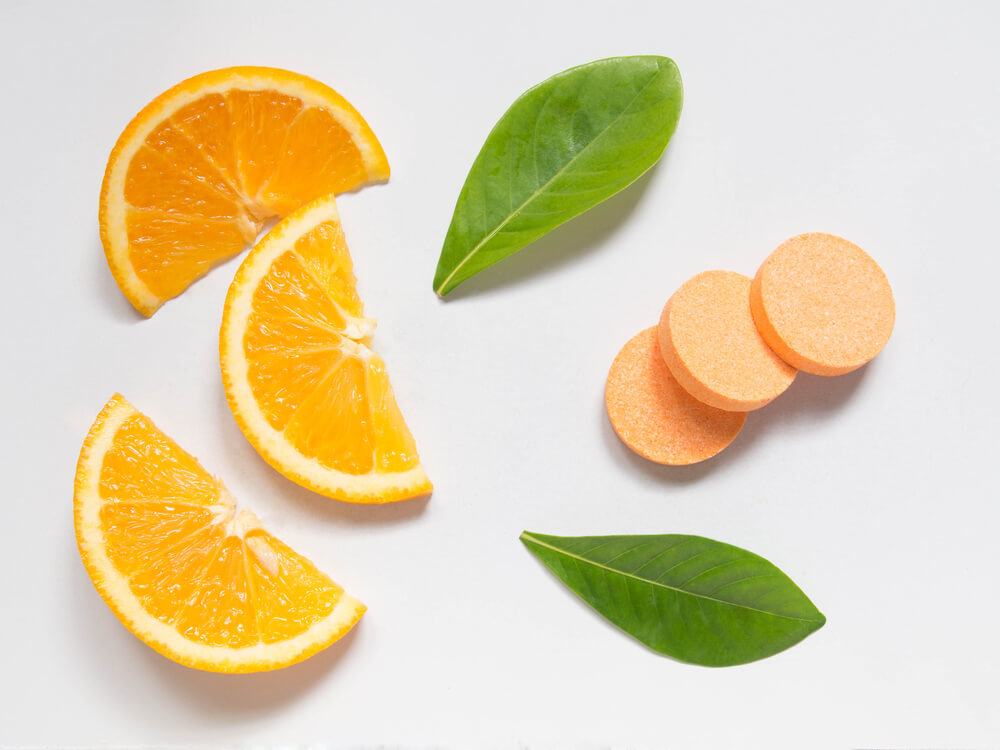 דע את היתרונות והחסרונות של צורות מינון ויטמין C: מטבליות ועד נוזלים