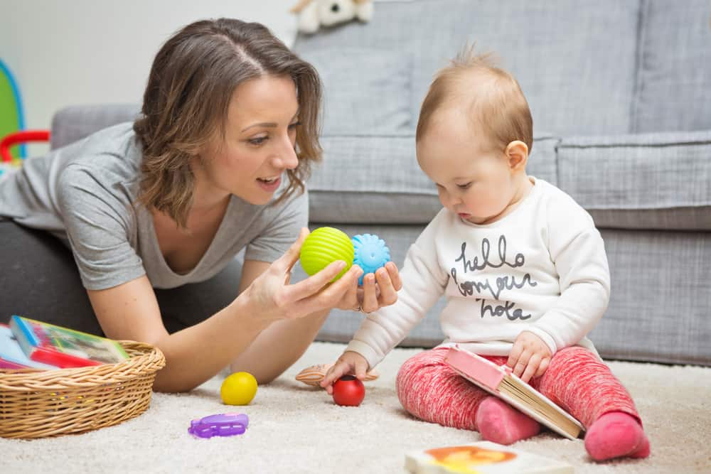 Babyontwikkeling van 9 maanden: heb favoriete speelgoed en praat graag