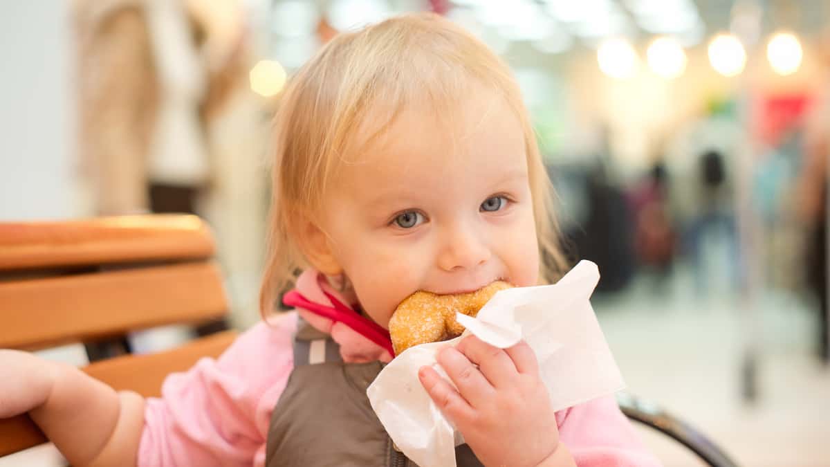 Lijst met ongezonde voedingsmiddelen voor kinderen waar moeders op moeten letten, laten we eens kijken!