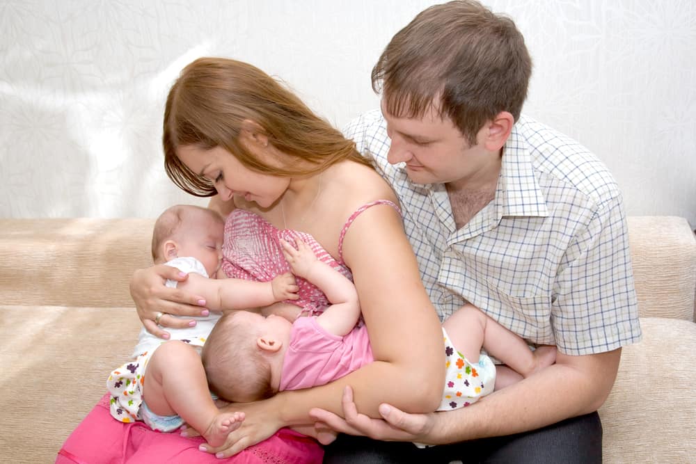 6 порад для успішного грудного вигодовування близнюків, які мами можуть спробувати застосувати вдома!