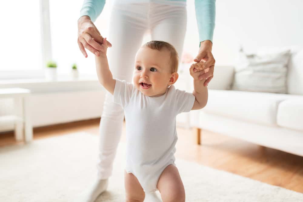Bebeluş care merge cu degetele de la picioare, normal sau periculos?