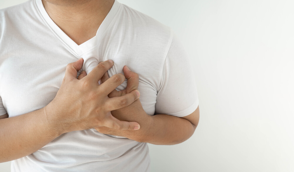 등을 관통하는 왼쪽 가슴 통증, 심장병의 징후입니까?