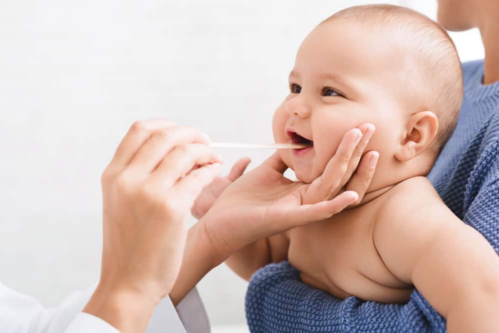 Upoznavanje s kravatom jezika: uvjeti zbog kojih je bebama teško dojiti