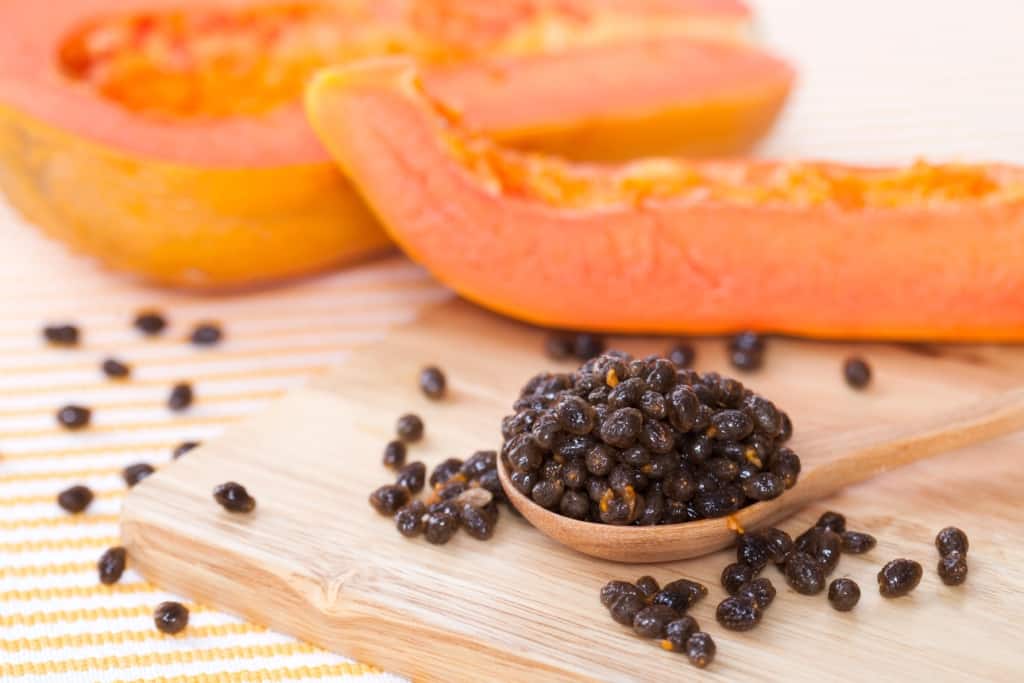 No la tires, ¡resulta que las semillas de papaya tienen muchos beneficios para la salud!