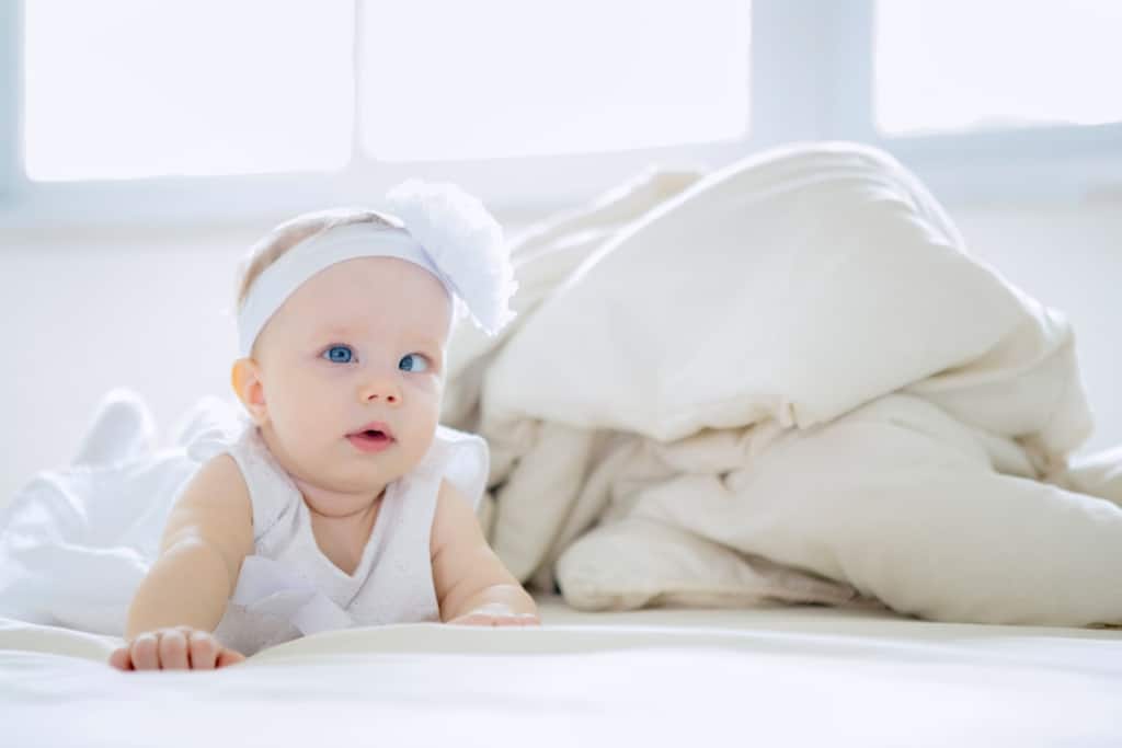 아기의 눈을 가늘게 뜨기: 해야 할 원인과 적절한 치료 이해하기