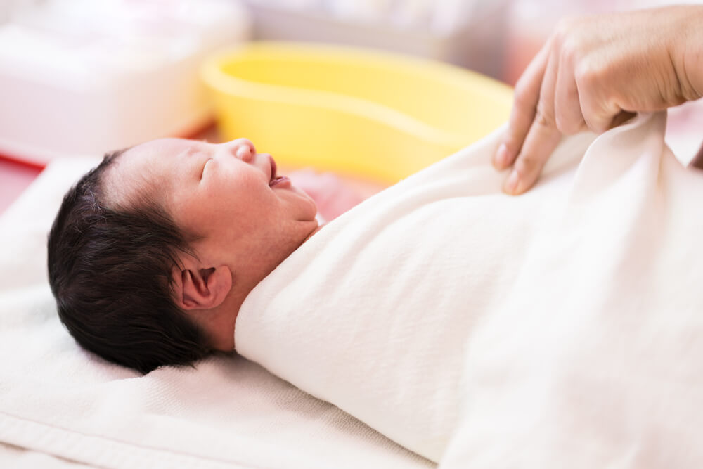 아기 포대기의 5가지 이점, 더 오래 잠을 잘 수 있습니다.