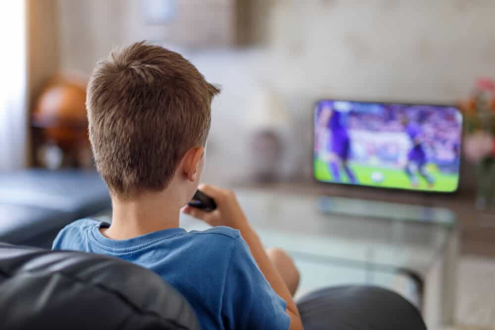 TV를 너무 가까이서 보는 것의 영향, 정말 어린 아이의 눈에 손상을 줄 수 있습니까?