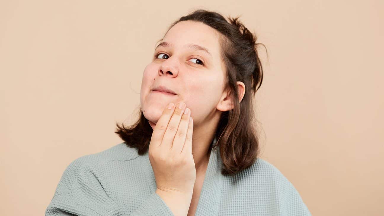 A menudo te hace sentir inferior, estas son las causas y cómo lidiar con el acné en el mentón